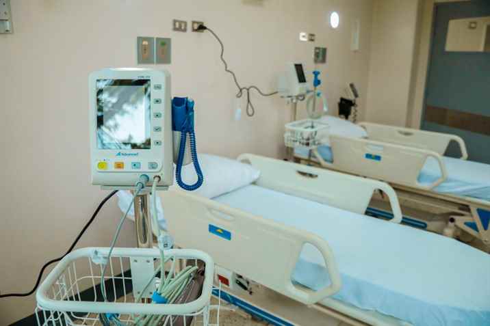 Gobernador Luis Marcanos entrega sala de parto del hospital razetti restaurada