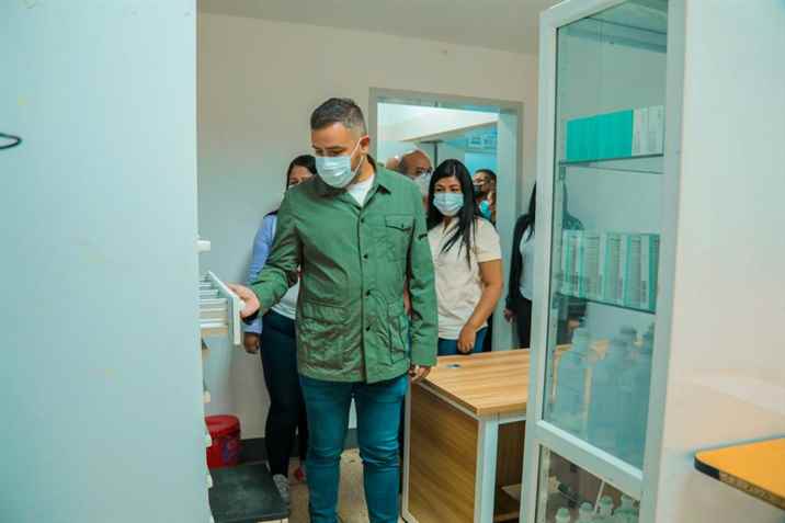 Gobernador Luis Marcanos entrega sala de parto del hospital razetti restaurada